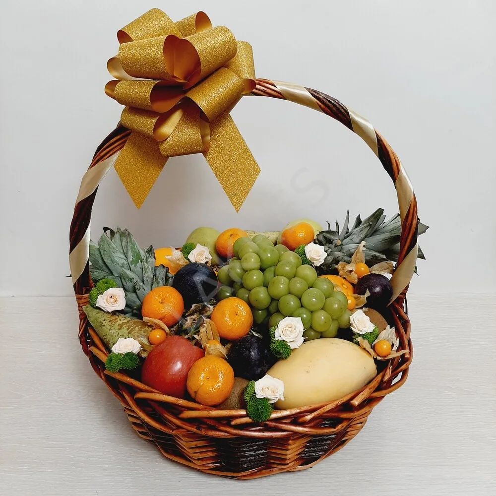 Корзина с фруктами и цветами