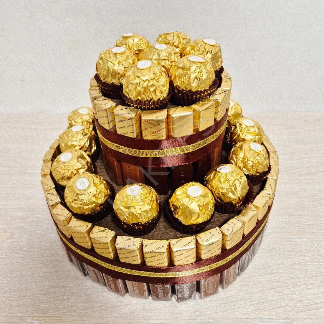 Двухъярусный торт из конфет Merci и Ferrero Rocher
