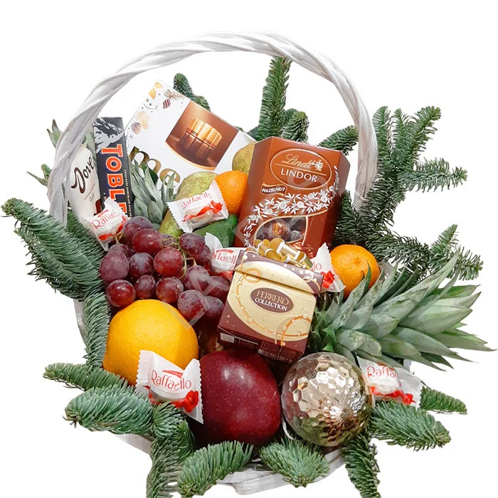 Новогодняя корзина с фруктами