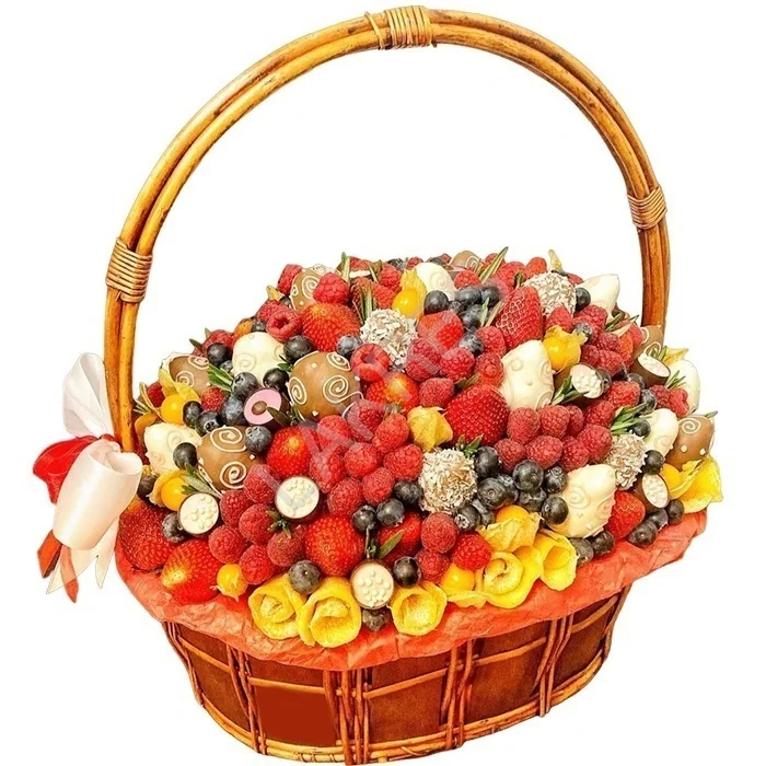 Огромная корзина ягод