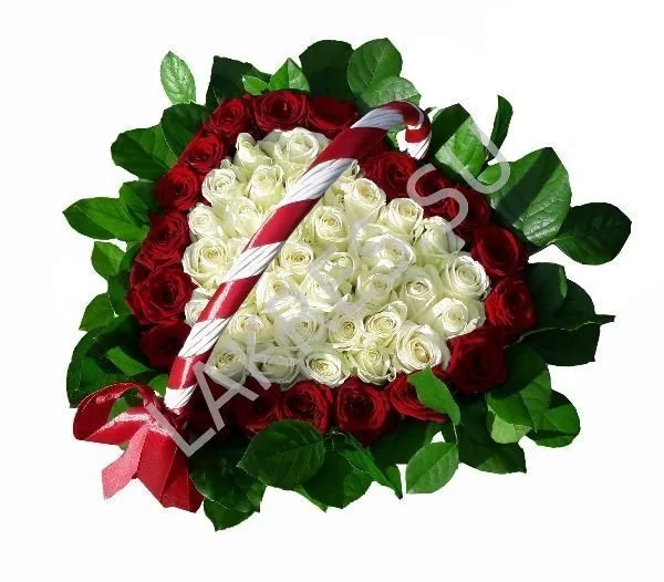 Сердце из красных и белых роз