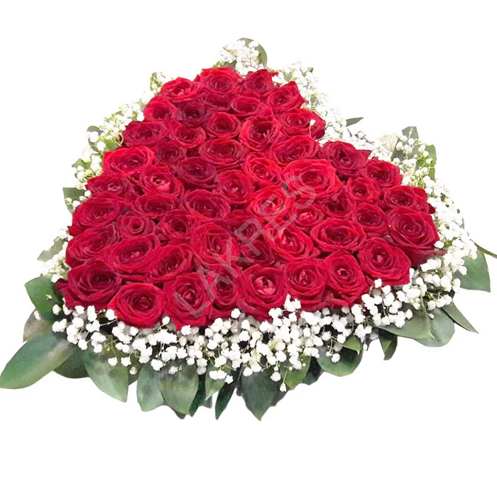 Сердце из красных роз