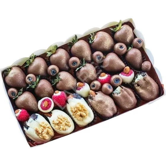 Финики и клубника в шоколаде