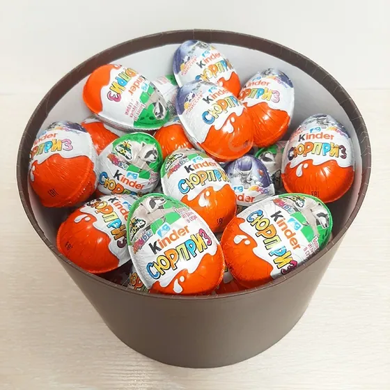 Киндер сюрпризы в шляпной коробке
