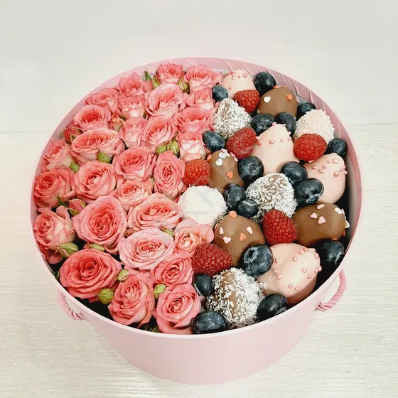 Клубника в розовом шоколаде с розами