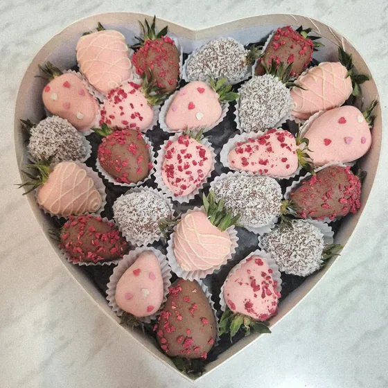 Клубника в шоколаде в коробочке сердце