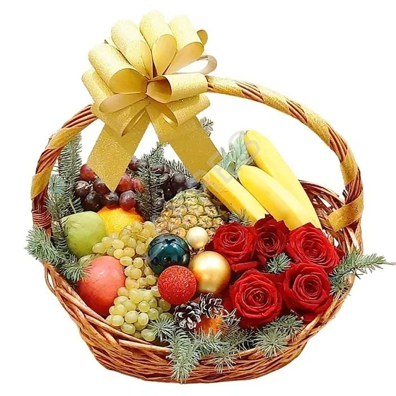 Новогодняя корзина фруктов с розами