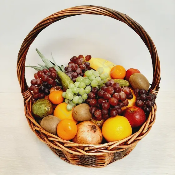 Плетёная корзина с фруктами