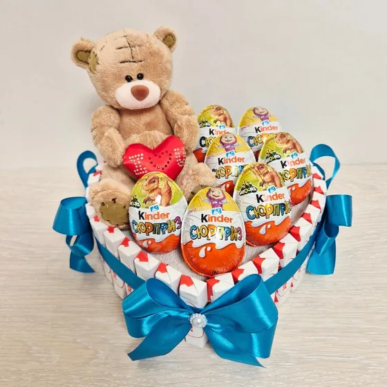 Сердце из конфет с мишкой
