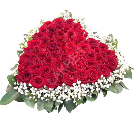 Сердце из красных роз