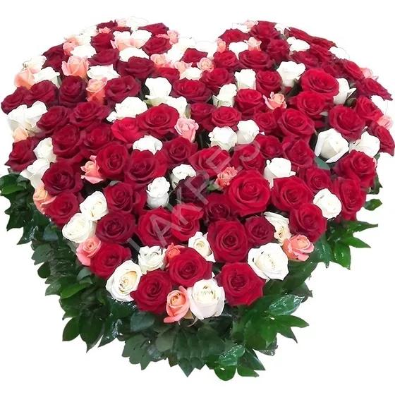 Сердце из роз в корзине