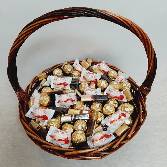 Сладкая корзина с Ферреро роше